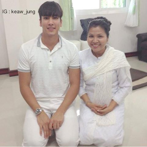 แม่ณเดชน์ - แม่ตุ๊กกี้ ได้รับเลือกเป็นแม่ดีเด่น 2556