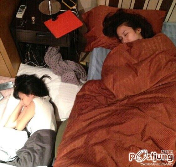 ภาพนางเอกซุปเปอร์สตาร์เบอร์หนึ่งของเมืองไทย อั้ม พัชราภา กับเพื่อนสาว นอนอยู่ บนเตียง น่ารักมากๆ