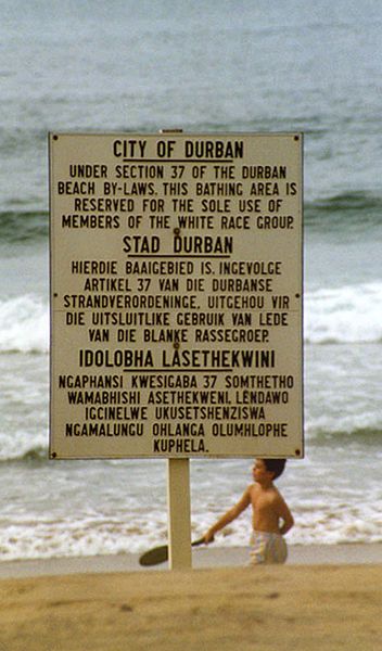แผ่นป้ายการแยกผิวบนหาด Durban ในภาษาอังกฤษ ภาษาแอฟริกัน และภาษาซูลู