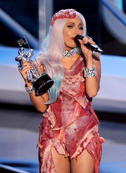 คุณคิดยังไงกับชุดเนื้อสดของ Lady Gaga