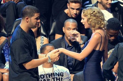 Taylor Swift รับรางวัล Female Video Of The Year ในงาน VMA [Video Music Awards 2013]