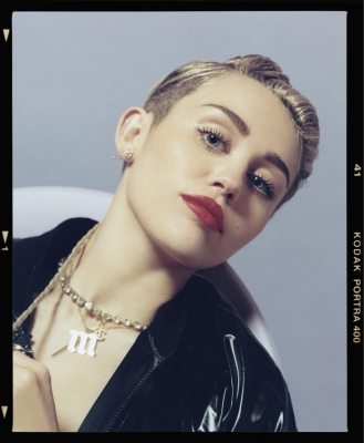 รวมภาพ Photoshoot ล่าสุดของ Miley Cyrus สำหรับอัลบั้มใหม่ของเธอ Bangerz โดยว่ากันว่าอัลบั้มนี้จะมีศิลปินที่มาร่วมงานกับเธอ