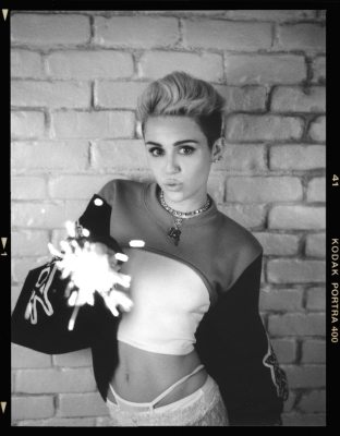 รวมภาพ Photoshoot ล่าสุดของ Miley Cyrus สำหรับอัลบั้มใหม่ของเธอ Bangerz โดยว่ากันว่าอัลบั้มนี้จะมีศิลปินที่มาร่วมงานกับเธอ