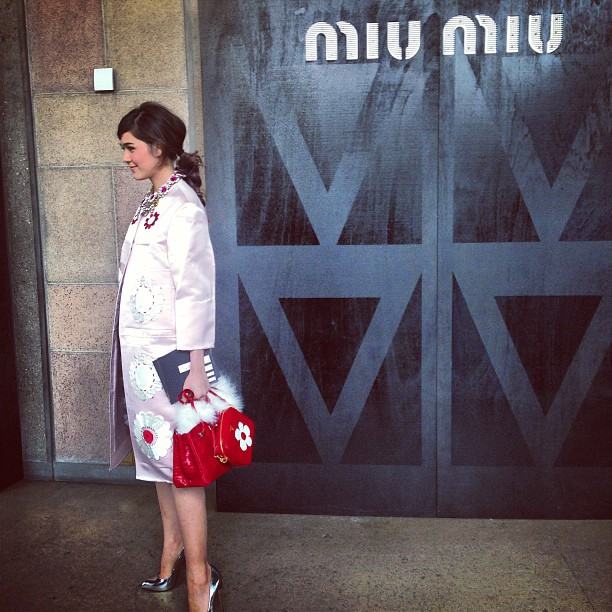 "" ชมพู่ "" ดาราหญิงไทย คนแรกและคนเดียวที่ถูกเชิญไปงานเปิดตัว collection ใหม่ของแบรนด์หรูละดับโลก MIU MIU - Prada