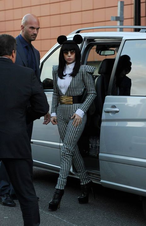 Lady Gaga เดินทางมาที่ Roundhouse