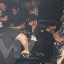 JUSTIN BIEBER โดนคนบุกเข้ามาทำร้ายที่ผับแห่งหนึ่ง TORONTO CANADA!