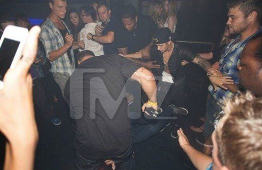 JUSTIN BIEBER โดนคนบุกเข้ามาทำร้ายที่ผับแห่งหนึ่ง TORONTO CANADA!