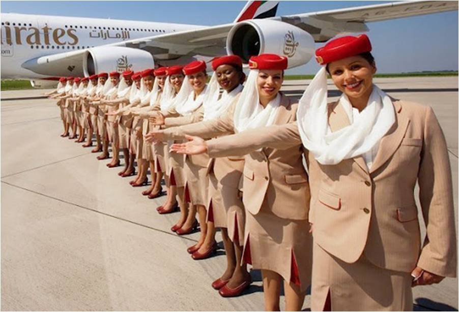 Emirates สายการบินชั้นนำของโลกที่มีฐานการบินอยู่ที่ Dubai กับชุดuniform สีครีม หมวกแดง ดูเรียบหรูและสง่างามแบบ world-class!!!