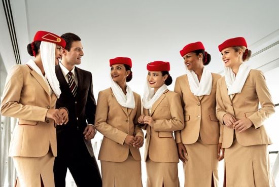 Emirates สายการบินชั้นนำของโลกที่มีฐานการบินอยู่ที่ Dubai กับชุดuniform สีครีม หมวกแดง ดูเรียบหรูและสง่างามแบบ world-class!!!