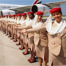 Emirates สายการบินชั้นนำของโลกที่มีฐานการบินอยู่ที่ Dubai กับชุดuniform สีครีม หมวกแดง ดูเรียบหรูและสง่างามแบบ world-class!!!