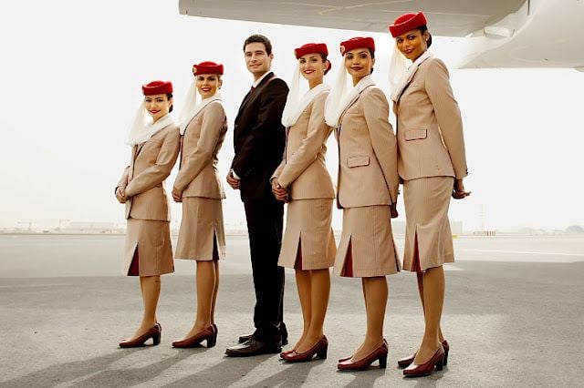 Emirates สายการบินชั้นนำของโลกที่มีฐานการบินอยู่ที่ Dubai กับชุดuniform สีครีม หมวกแดง ดูเรียบหรูและสง่างามแบบ world-class!!!