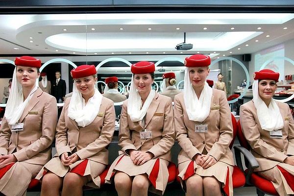 Emirates สายการบินชั้นนำของโลกที่มีฐานการบินอยู่ที่ Dubai กับชุดuniform สีครีม หมวกแดง ดูเรียบหรูและสง่างามแบบ world-class!!!