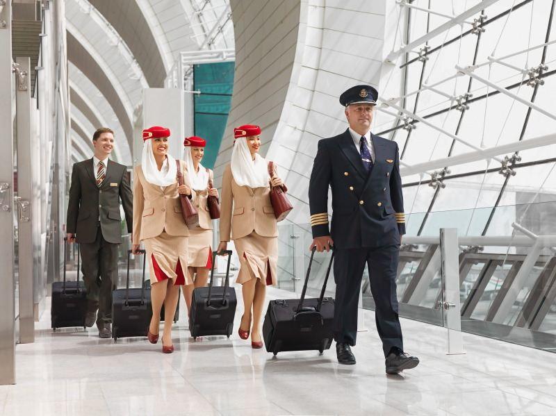 Emirates สายการบินชั้นนำของโลกที่มีฐานการบินอยู่ที่ Dubai กับชุดuniform สีครีม หมวกแดง ดูเรียบหรูและสง่างามแบบ world-class!!!