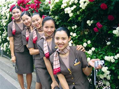 Asiana Airlines สายการบินเอกชนห้าดาวระดับโลกของประเทศเกาหลีใต้ กับชุด uniform สีน้ำตาลเรียบง่าย แต่แฝงไว้ด้วยความงดงามตามแบบฉบับเกาหลีอย่างลงตัว