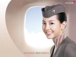 Asiana Airlines สายการบินเอกชนห้าดาวระดับโลกของประเทศเกาหลีใต้ กับชุด uniform สีน้ำตาลเรียบง่าย แต่แฝงไว้ด้วยความงดงามตามแบบฉบับเกาหลีอย่างลงตัว