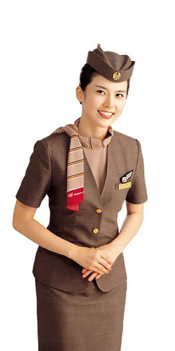 Asiana Airlines สายการบินเอกชนห้าดาวระดับโลกของประเทศเกาหลีใต้ กับชุด uniform สีน้ำตาลเรียบง่าย แต่แฝงไว้ด้วยความงดงามตามแบบฉบับเกาหลีอย่างลงตัว