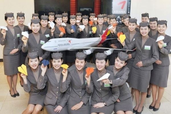 Asiana Airlines สายการบินเอกชนห้าดาวระดับโลกของประเทศเกาหลีใต้ กับชุด uniform สีน้ำตาลเรียบง่าย แต่แฝงไว้ด้วยความงดงามตามแบบฉบับเกาหลีอย่างลงตัว