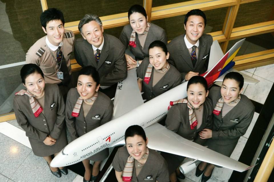 Asiana Airlines สายการบินเอกชนห้าดาวระดับโลกของประเทศเกาหลีใต้ กับชุด uniform สีน้ำตาลเรียบง่าย แต่แฝงไว้ด้วยความงดงามตามแบบฉบับเกาหลีอย่างลงตัว