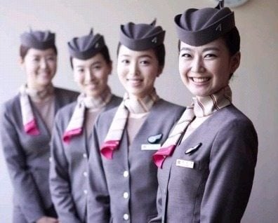 Asiana Airlines สายการบินเอกชนห้าดาวระดับโลกของประเทศเกาหลีใต้ กับชุด uniform สีน้ำตาลเรียบง่าย แต่แฝงไว้ด้วยความงดงามตามแบบฉบับเกาหลีอย่างลงตัว