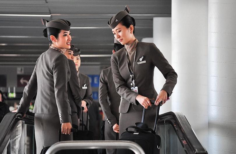 Asiana Airlines สายการบินเอกชนห้าดาวระดับโลกของประเทศเกาหลีใต้ กับชุด uniform สีน้ำตาลเรียบง่าย แต่แฝงไว้ด้วยความงดงามตามแบบฉบับเกาหลีอย่างลงตัว