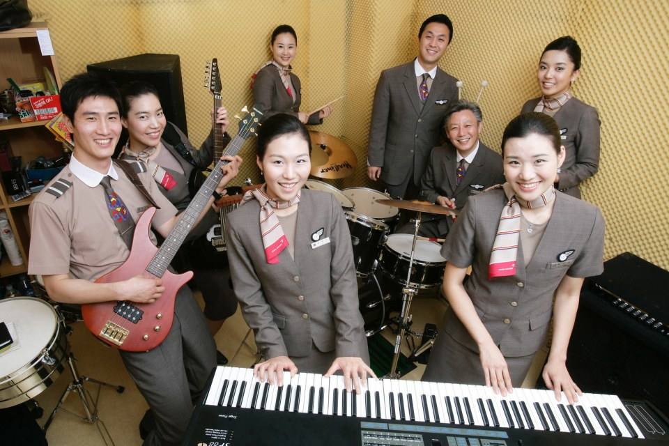 Asiana Airlines สายการบินเอกชนห้าดาวระดับโลกของประเทศเกาหลีใต้ กับชุด uniform สีน้ำตาลเรียบง่าย แต่แฝงไว้ด้วยความงดงามตามแบบฉบับเกาหลีอย่างลงตัว