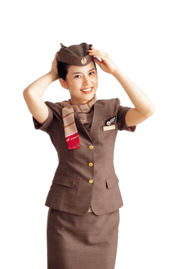 Asiana Airlines สายการบินเอกชนห้าดาวระดับโลกของประเทศเกาหลีใต้ กับชุด uniform สีน้ำตาลเรียบง่าย แต่แฝงไว้ด้วยความงดงามตามแบบฉบับเกาหลีอย่างลงตัว