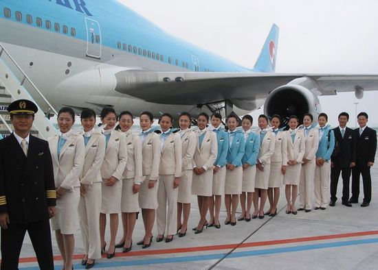 ชุด uniform ของสายการบิน Korean Air สายการบินแห่งชาติสีฟ้าของเกาหลีใต้ กับชุดสีฟ้า-สีขาวแลดูสะอาดสอ้านตาแต่แฝงไว้ด้วยความเรียบหรูงดงามแบบชาวเกาหลี!!!