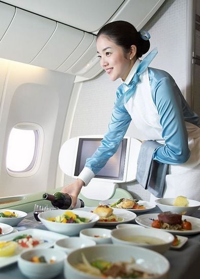 ชุด uniform ของสายการบิน Korean Air สายการบินแห่งชาติสีฟ้าของเกาหลีใต้ กับชุดสีฟ้า-สีขาวแลดูสะอาดสอ้านตาแต่แฝงไว้ด้วยความเรียบหรูงดงามแบบชาวเกาหลี!!!