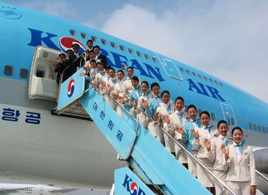 ชุด uniform ของสายการบิน Korean Air สายการบินแห่งชาติสีฟ้าของเกาหลีใต้ กับชุดสีฟ้า-สีขาวแลดูสะอาดสอ้านตาแต่แฝงไว้ด้วยความเรียบหรูงดงามแบบชาวเกาหลี!!!