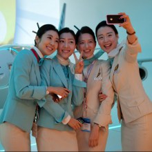 ชุด uniform ของสายการบิน Korean Air สายการบินแห่งชาติสีฟ้าของเกาหลีใต้ กับชุดสีฟ้า-สีขาวแลดูสะอาดสอ้านตาแต่แฝงไว้ด้วยความเรียบหรูงดงามแบบชาวเกาหลี!!!