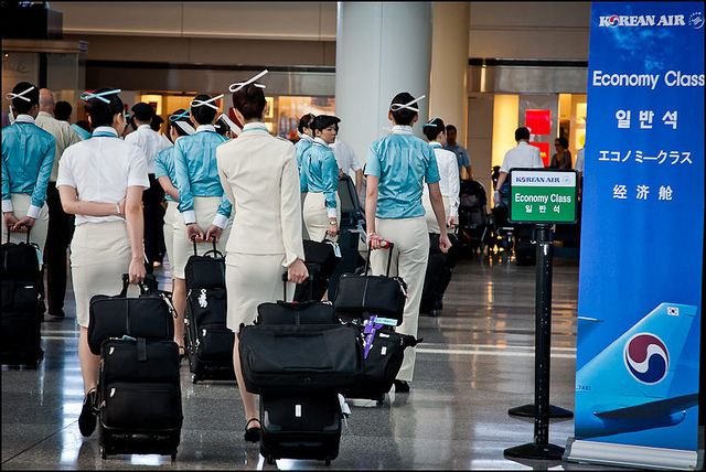 ชุด uniform ของสายการบิน Korean Air สายการบินแห่งชาติสีฟ้าของเกาหลีใต้ กับชุดสีฟ้า-สีขาวแลดูสะอาดสอ้านตาแต่แฝงไว้ด้วยความเรียบหรูงดงามแบบชาวเกาหลี!!!