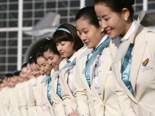 ชุด uniform ของสายการบิน Korean Air สายการบินแห่งชาติสีฟ้าของเกาหลีใต้ กับชุดสีฟ้า-สีขาวแลดูสะอาดสอ้านตาแต่แฝงไว้ด้วยความเรียบหรูงดงามแบบชาวเกาหลี!!!