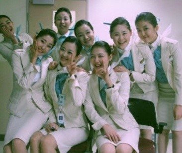 ชุด uniform ของสายการบิน Korean Air สายการบินแห่งชาติสีฟ้าของเกาหลีใต้ กับชุดสีฟ้า-สีขาวแลดูสะอาดสอ้านตาแต่แฝงไว้ด้วยความเรียบหรูงดงามแบบชาวเกาหลี!!!