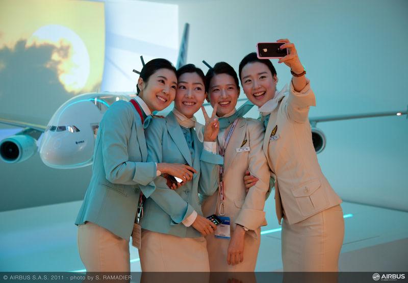 ชุด uniform ของสายการบิน Korean Air สายการบินแห่งชาติสีฟ้าของเกาหลีใต้ กับชุดสีฟ้า-สีขาวแลดูสะอาดสอ้านตาแต่แฝงไว้ด้วยความเรียบหรูงดงามแบบชาวเกาหลี!!!