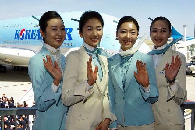 ชุด uniform ของสายการบิน Korean Air สายการบินแห่งชาติสีฟ้าของเกาหลีใต้ กับชุดสีฟ้า-สีขาวแลดูสะอาดสอ้านตาแต่แฝงไว้ด้วยความเรียบหรูงดงามแบบชาวเกาหลี!!!