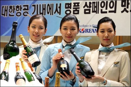 ชุด uniform ของสายการบิน Korean Air สายการบินแห่งชาติสีฟ้าของเกาหลีใต้ กับชุดสีฟ้า-สีขาวแลดูสะอาดสอ้านตาแต่แฝงไว้ด้วยความเรียบหรูงดงามแบบชาวเกาหลี!!!