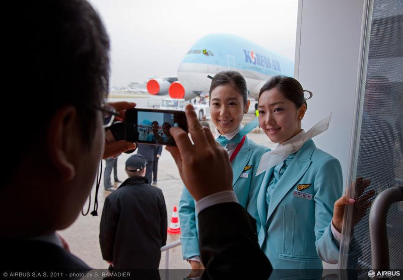 ชุด uniform ของสายการบิน Korean Air สายการบินแห่งชาติสีฟ้าของเกาหลีใต้ กับชุดสีฟ้า-สีขาวแลดูสะอาดสอ้านตาแต่แฝงไว้ด้วยความเรียบหรูงดงามแบบชาวเกาหลี!!!