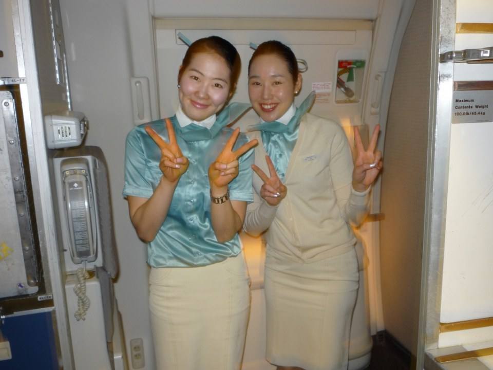 ชุด uniform ของสายการบิน Korean Air สายการบินแห่งชาติสีฟ้าของเกาหลีใต้ กับชุดสีฟ้า-สีขาวแลดูสะอาดสอ้านตาแต่แฝงไว้ด้วยความเรียบหรูงดงามแบบชาวเกาหลี!!!