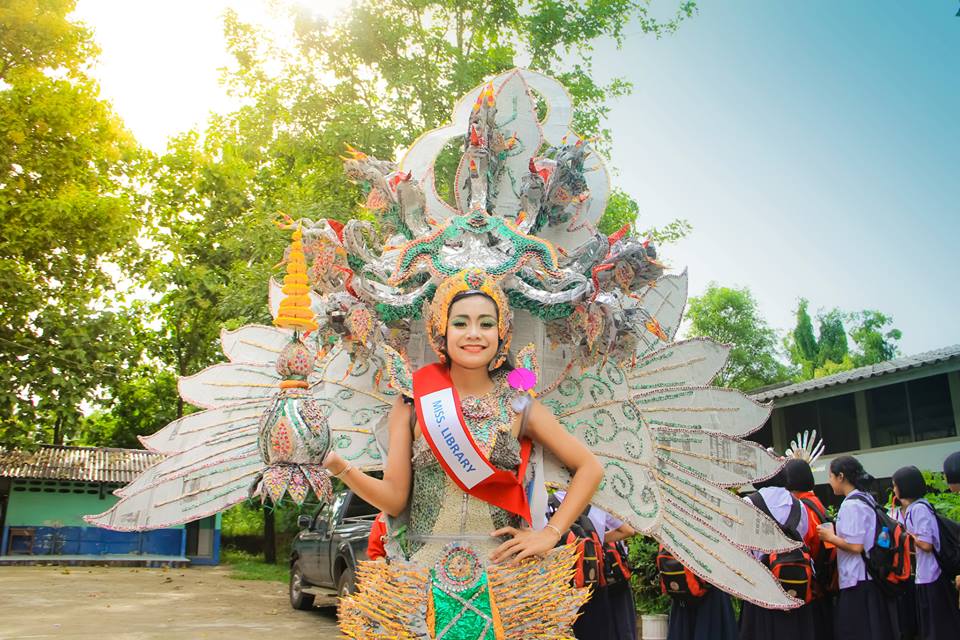 มิสไลบารี่.ชุดจากกระดาษ นสพ.โรงเรียนน้ำปาด จังหวัดอุตรดิตถ์