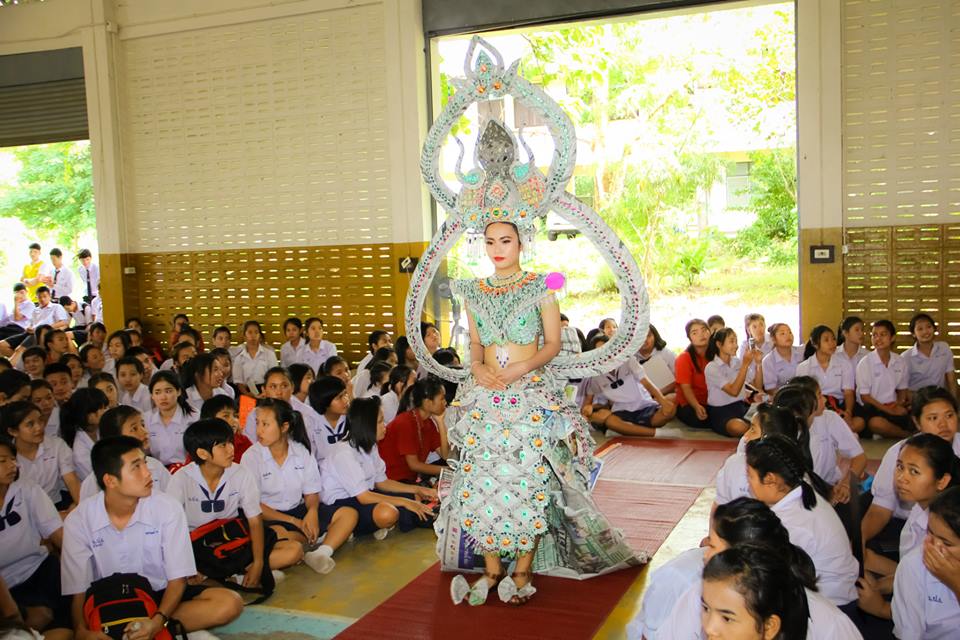 มิสไลบารี่.ชุดจากกระดาษ นสพ.โรงเรียนน้ำปาด จังหวัดอุตรดิตถ์