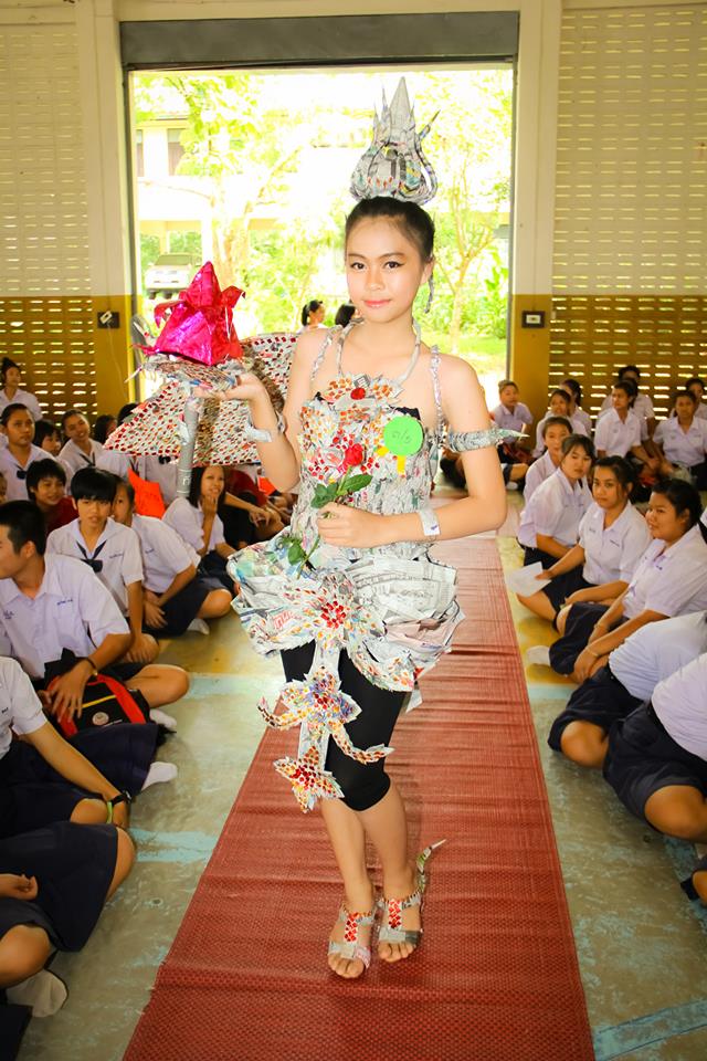 มิสไลบารี่.ชุดจากกระดาษ นสพ.โรงเรียนน้ำปาด จังหวัดอุตรดิตถ์