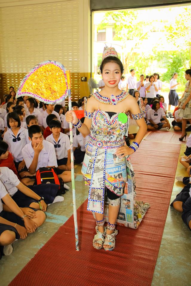 มิสไลบารี่.ชุดจากกระดาษ นสพ.โรงเรียนน้ำปาด จังหวัดอุตรดิตถ์