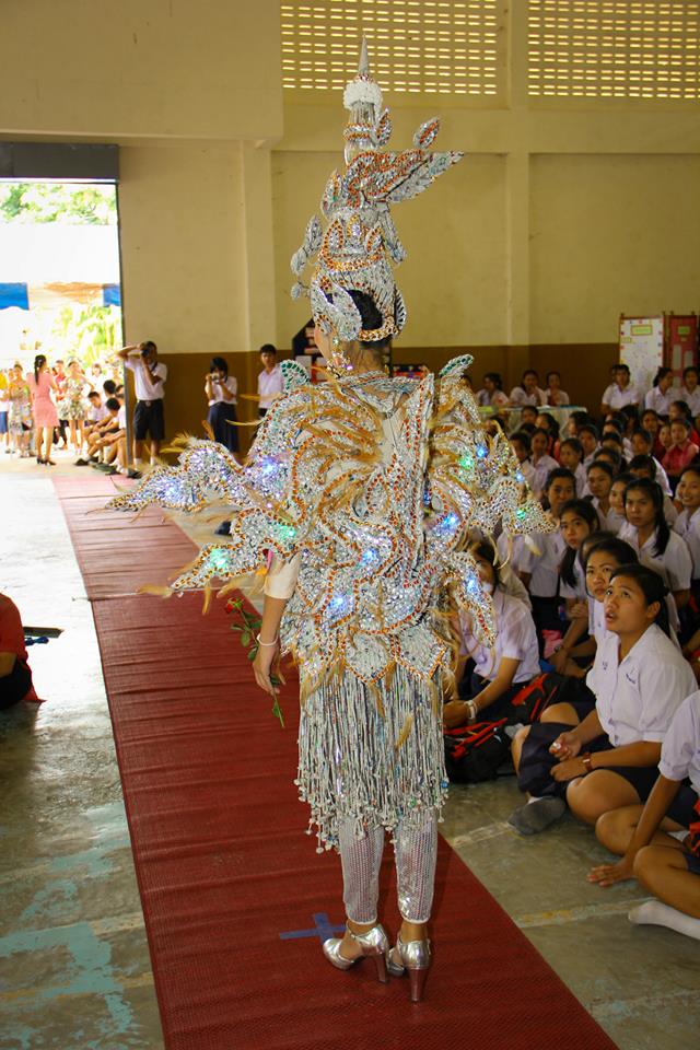 มิสไลบารี่.ชุดจากกระดาษ นสพ.โรงเรียนน้ำปาด จังหวัดอุตรดิตถ์