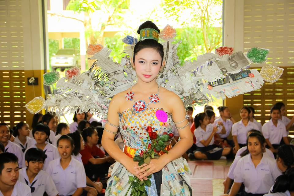 มิสไลบารี่.ชุดจากกระดาษ นสพ.โรงเรียนน้ำปาด จังหวัดอุตรดิตถ์