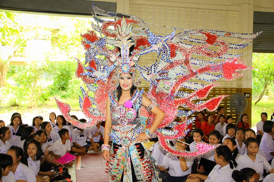 มิสไลบารี่.ชุดจากกระดาษ นสพ.โรงเรียนน้ำปาด จังหวัดอุตรดิตถ์