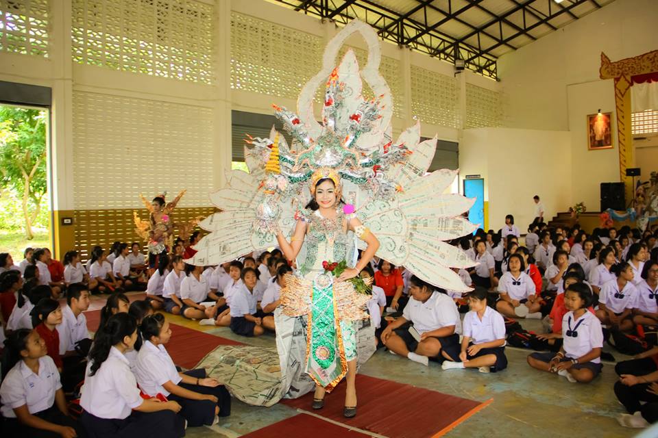 มิสไลบารี่.ชุดจากกระดาษ นสพ.โรงเรียนน้ำปาด จังหวัดอุตรดิตถ์