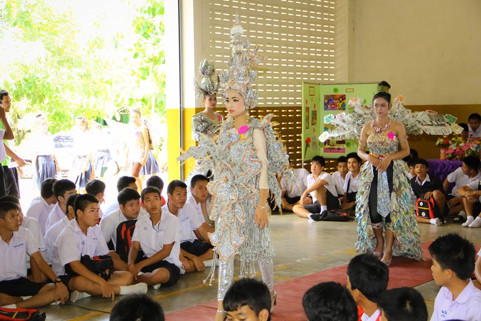 มิสไลบารี่.ชุดจากกระดาษ นสพ.โรงเรียนน้ำปาด จังหวัดอุตรดิตถ์