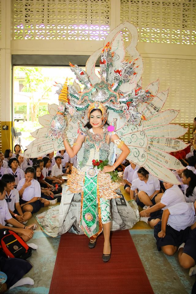 มิสไลบารี่.ชุดจากกระดาษ นสพ.โรงเรียนน้ำปาด จังหวัดอุตรดิตถ์