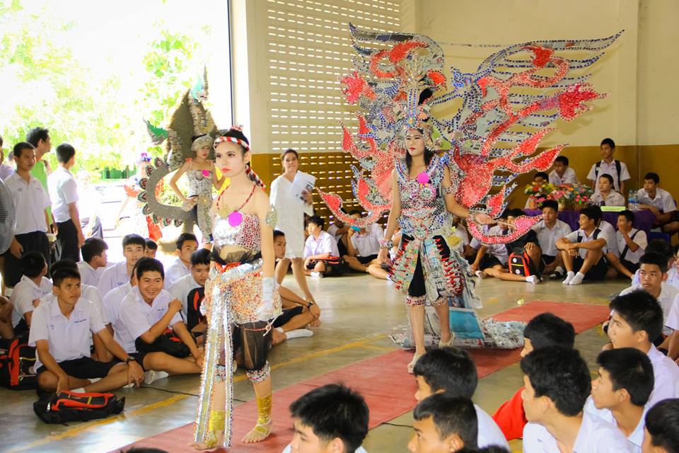 มิสไลบารี่.ชุดจากกระดาษ นสพ.โรงเรียนน้ำปาด จังหวัดอุตรดิตถ์