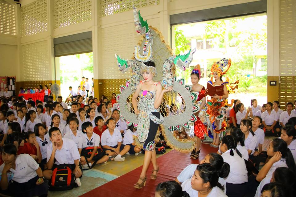 มิสไลบารี่.ชุดจากกระดาษ นสพ.โรงเรียนน้ำปาด จังหวัดอุตรดิตถ์